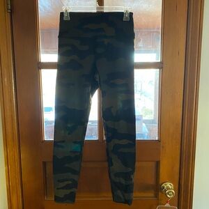 Victoria’s Secret PINK Camouflage Leggings Size Medium